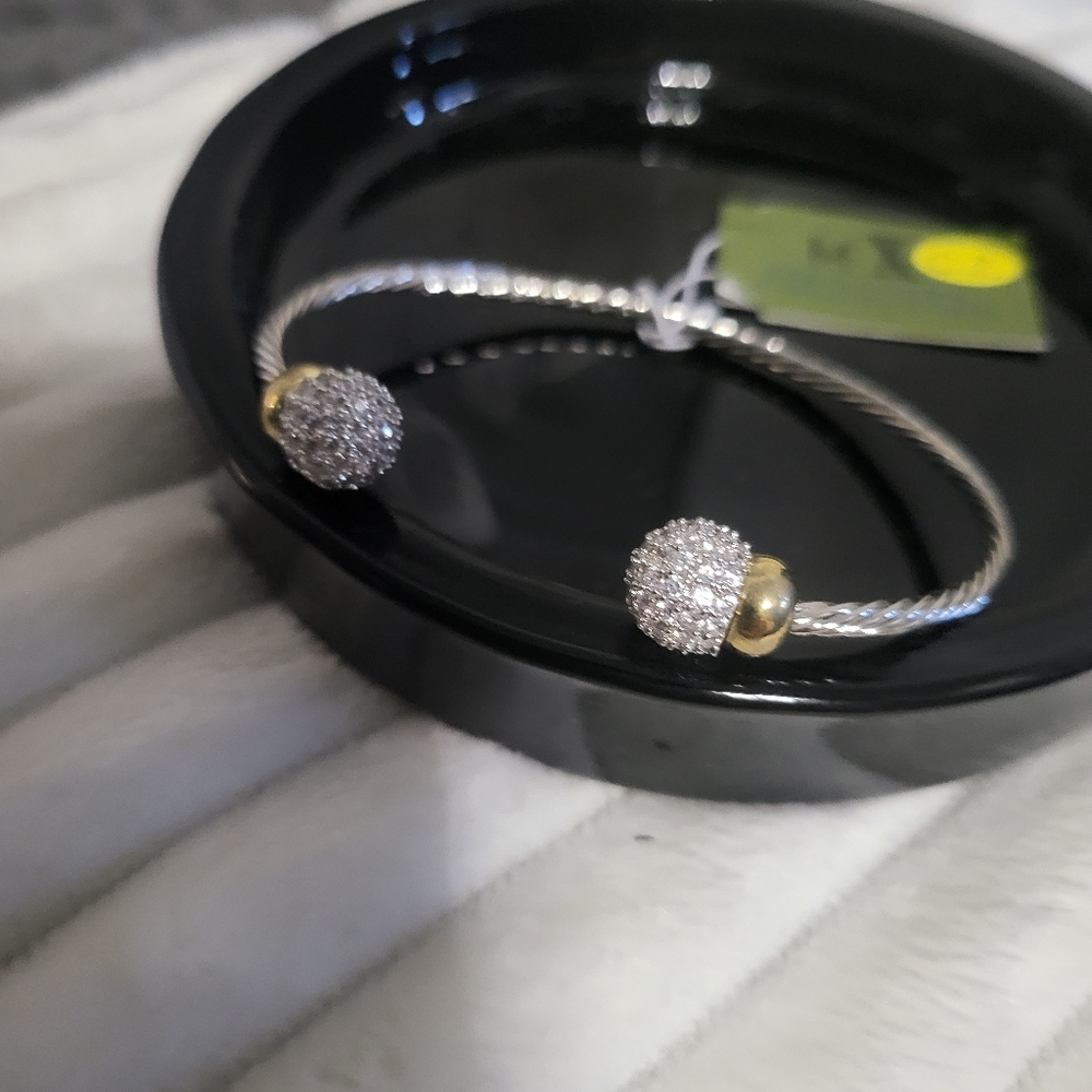 Elegant silver & zirconia cuff bracelet